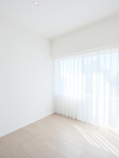 南向きの洋室3です。ワークスペースや書斎としても快適にご利用いただける明るいお部屋です。