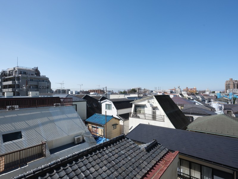 青空がのびやかに広がる眺望が日常になります。無機質な時間を拭い、デジタルには語れない開放感を掌中に上質な時間を愉しめます