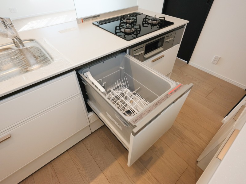 ◆食器洗浄乾燥機◆家事の時間を短縮できる優れもの。さらに節水・節約を同時に行うことができるので、大変人気があり重宝します。