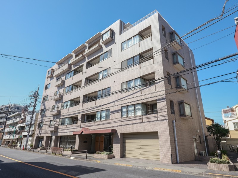 住友不動産㈱旧分譲、人気の中央線『三鷹』駅徒歩13分に佇むマンションです。井の頭公園までも徒歩圏で、緑も豊かな住環境です