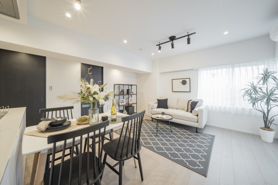 心安らぐひとときを紡ぐ、木のぬくもりを感じるフローリング材を採用。お部屋は自然の優しい温もりを添えた居心地の良い内装に仕上がりました。