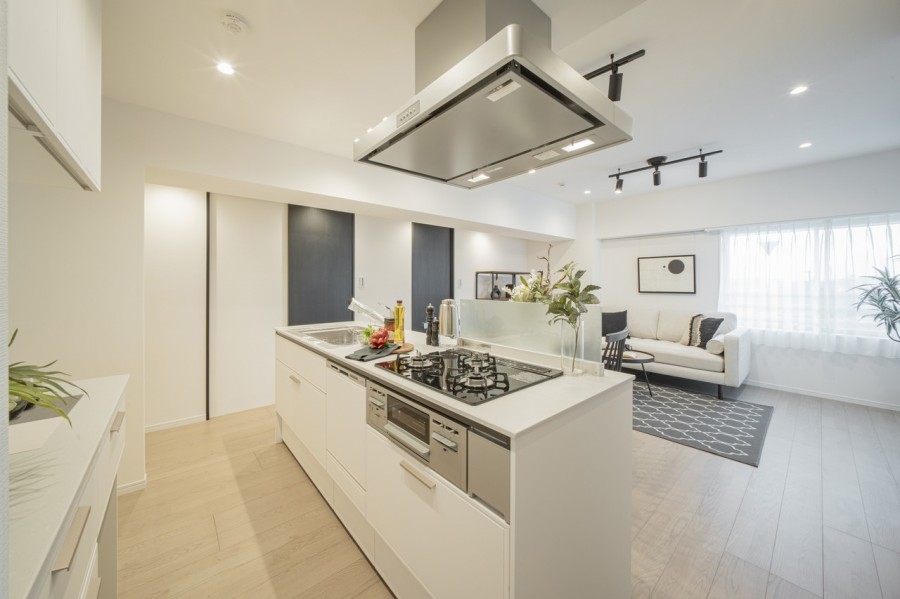 存在感を放つアイランドキッチンがお部屋の主役に。LIXIL製のシステムキッチンを採用しました。背面には収納豊富でカウンタースペースも広いカップボードがあります。