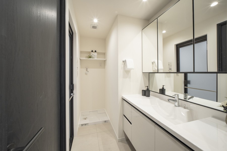 白を基調とした清潔感溢れるデザインの洗面化粧台です。三面鏡裏や足元の収納など使いやすさも兼ね備えています。