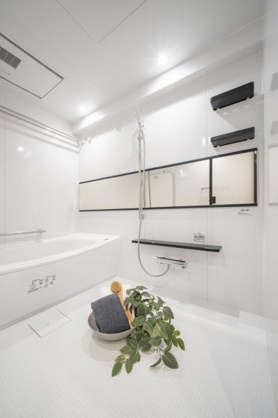 バスルームはゆったりとおくつろぎいただける癒しの空間です。暖房・涼風・換気・乾燥機能付きで1年中快適なバスタイムをお楽しみいただけます。