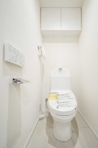 優れた節水効果や汚れが付きにくい便座など、ほしかった機能が揃ったウォシュレット一体型トイレです。上部には収納に便利な吊戸棚を備え付けました。