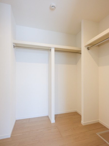 洋室1には、約2.5帖の頼もしい収納力を誇るウォークインクローゼットを備え付けました。