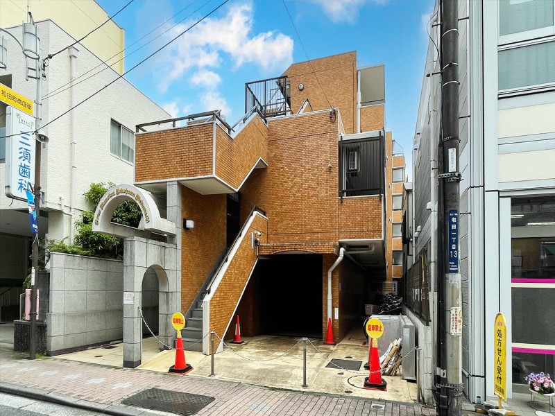 相鉄本線「和田町」駅徒歩2分の好立地。和田町商店が隣接しているのでお買物にも便利です。