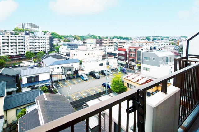 リビングと洋室に隣接した南西向きのバルコニーです。バルコニーからは、遠くまで空が見渡せる見晴らしの良い眺望が広がっています