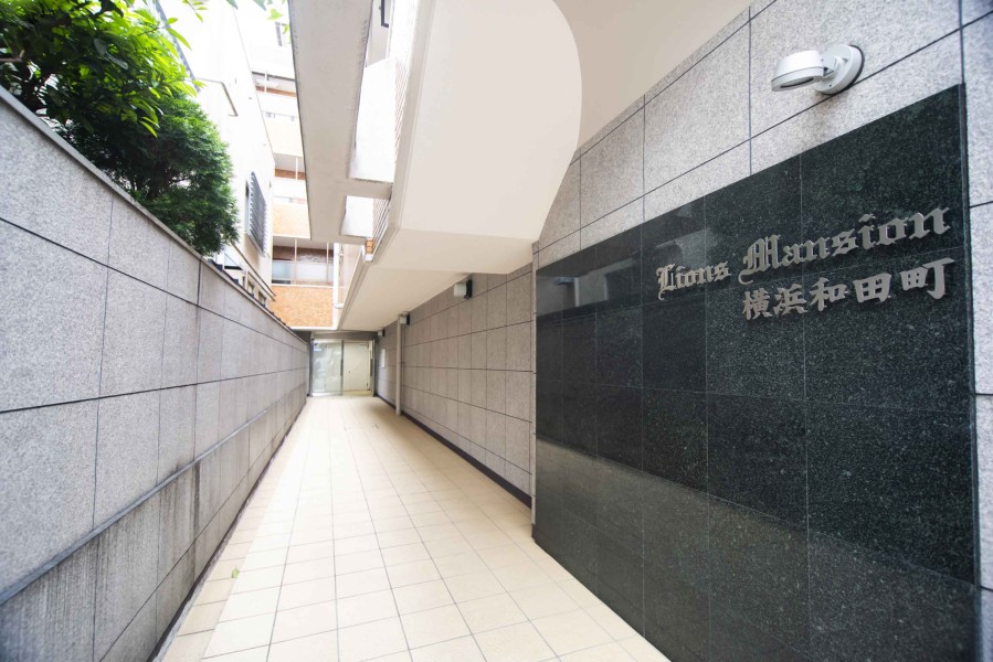 管理体制も整っており、共用部分も綺麗に整えられています。スーパーやコンビニエンスストアも至近で生活至便な住環境です