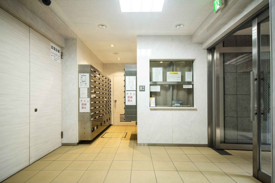 清潔に保たれたマンションエントランスロビーです。オートロック完備です。
