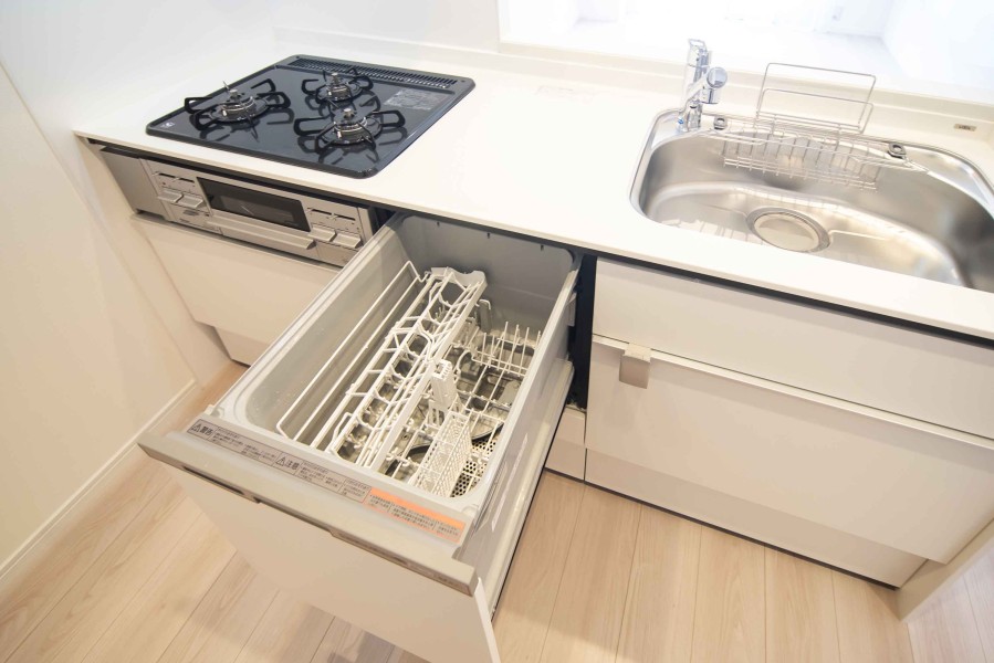 ◆食器洗浄乾燥機◆家事の時間を短縮できる優れもの。さらに節水・節約を同時に行うことができるので、大変人気があり重宝します。