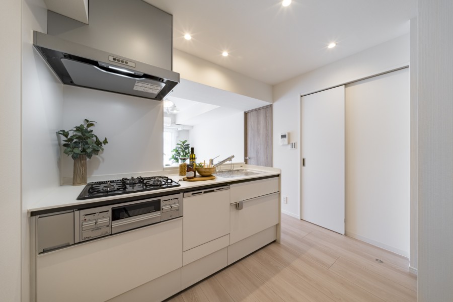 LIXIL製システムキッチンを新規設置しました。豊富な収納に加え、家事時短に役立つ食洗機を搭載しています。