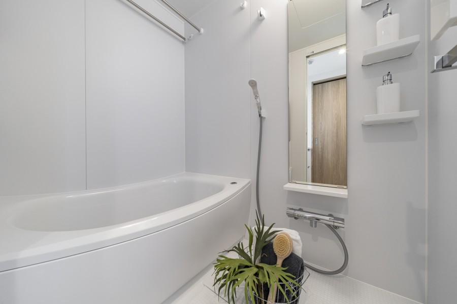 白を基調としたバスルームは、清潔感のある開放的な空間が広がります。暖房・涼風・換気・乾燥機能付きで1年中快適なバスタイムをお楽しみいただけます。