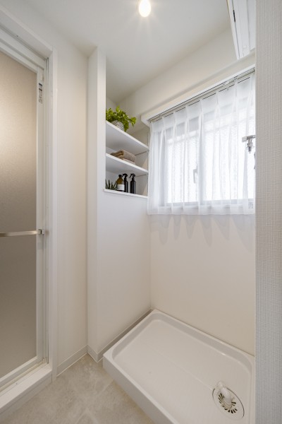 湿気の多い洗面室には窓があるので、換気ができて清潔にお使いいただけます。