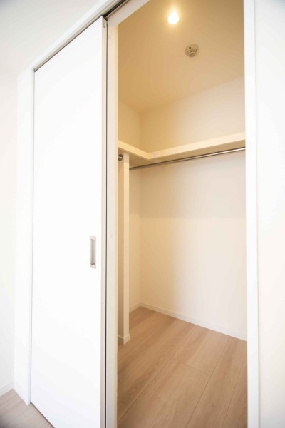 洋室1のウォークインクローゼットです。枕棚とハンガーラックがあり、たっぷ洋服を収納できます。