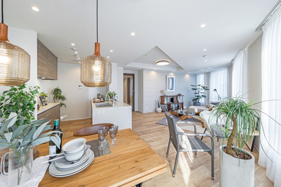 約19.1帖の広々LDKには穏やかな時間が流れ、大きな窓からたっぷりの自然光が振り注ぎます。ピクチャーレールを設置したので壁を傷つける心配なくお気に入りのアートやグリーンを飾りインテリアを楽しめます。