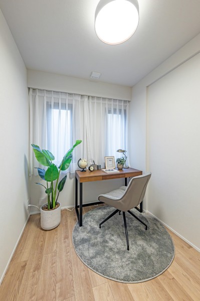 洋室3は、リビングから遠く独立性の高いお部屋です。テレワークや読書など落ち着いた時間を過ごすのにもぴったりなお部屋です。