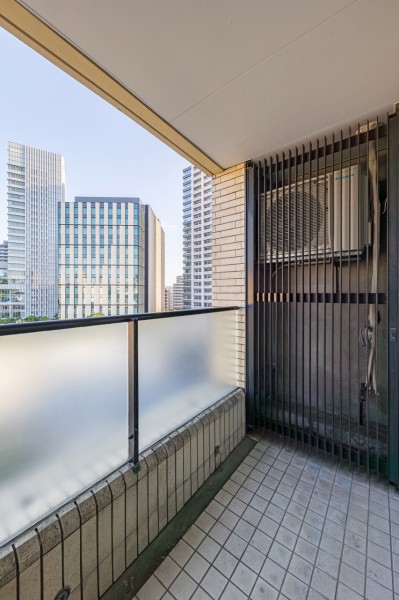 洋室2に接続したバルコニーです。心がほっとするような光と心地よい風を感じ、日々をアップデートできそうです。