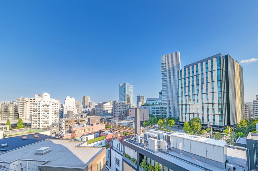 青々とした開けた空を見渡せる開放的な眺望です。のびやかに広がる空が日常になり、至福の時間に包まれる住まいです。