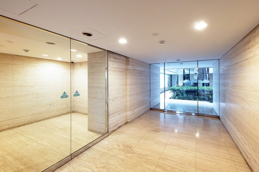 上質な居住空間へやさしく誘うエントランスです。定期的なメンテナンスも行われています。