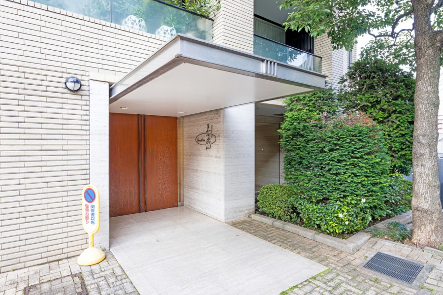 心安らぐ植栽が施され、毎日気持ち良く出入りできますね。日勤の管理人さんによって整えられた玄関前です。清掃が行き届いた様子から管理体制の良さが伺えます。