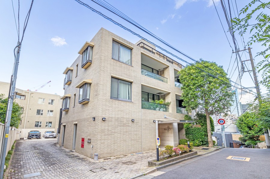 丘の上の閑静な高級住宅街、花房山に佇む上質な低層マンションです。『目黒』駅まで徒歩6分で利便性・住環境共に良好です。