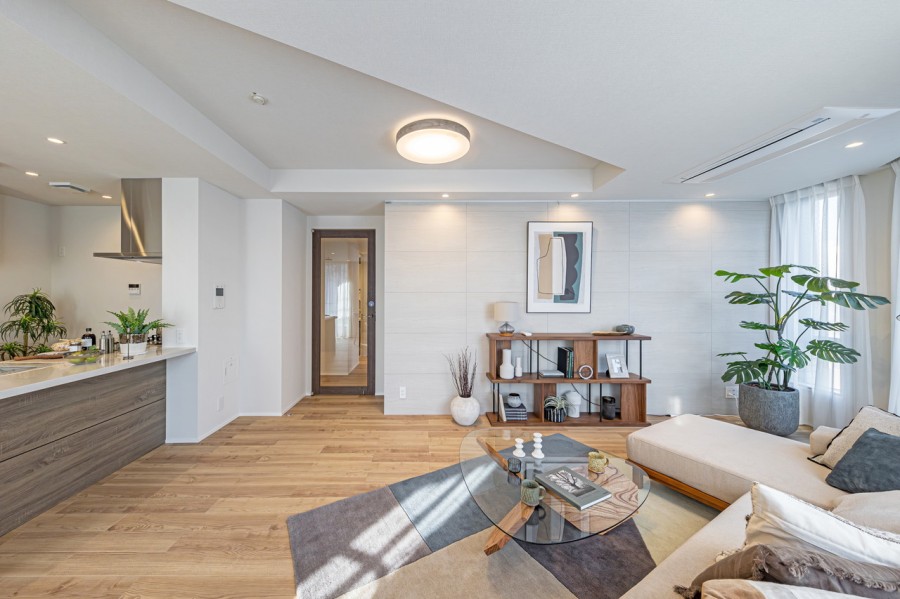 トリニティの上質なフローリングに温もりを感じ、控えめな石の流れ目と仄かに煌めく表面の石調タイルが、より一層気品溢れる空間を演出します。