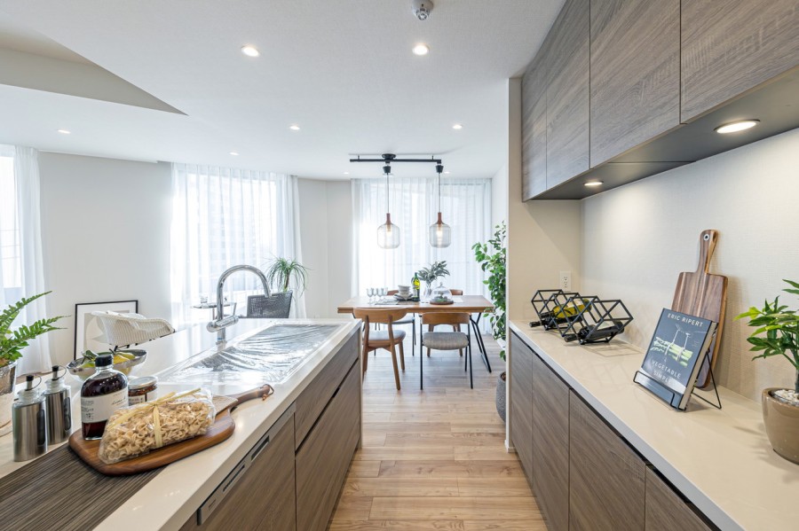 開放的なオープンキッチンは、住まいと暮らしにフィットするデザイン性と機能性を兼ね備えています。キッチン背面には収納豊富でカウンタースペースも広いカップボードがあります。