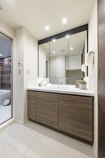 身支度の時間をも快適に彩る、美しく空間に溶け込む洗面化粧台です。三面鏡裏や足元の収納など使いやすさも兼ね備えています。