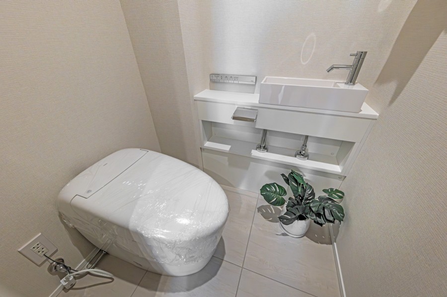 レストルームにはスマートなタンクレストイレ、手洗い場を備え付けました。毎日使う場所だからこそ、清潔感と使いやすさを考慮した空間です。