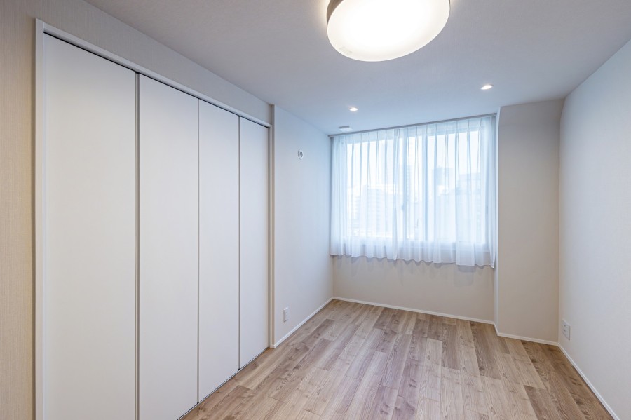 約7.4帖の東南向きの洋室1は、過ぎゆく時間をのんびりと感じることができる空間です。間口の広いクローゼットを備え付けています
