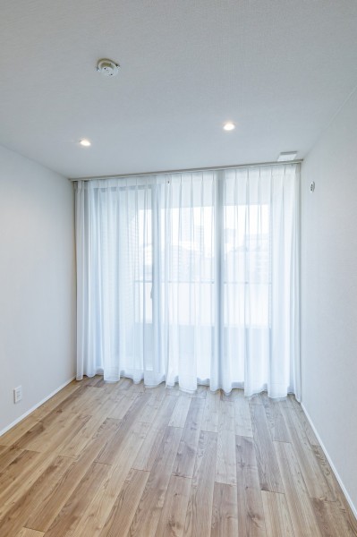 バルコニーに接続した洋室2です。大きな窓からたっぷりの光が差し込みます。