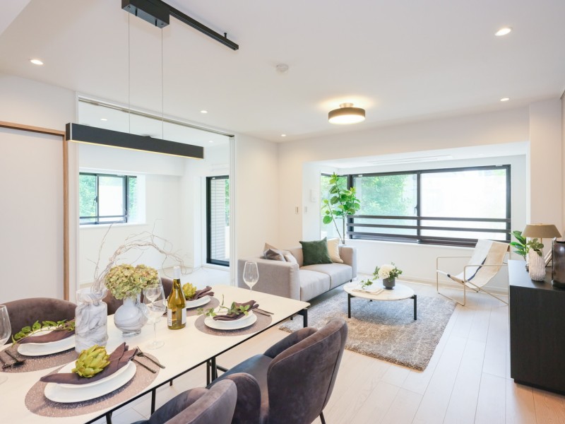 約19.4帖ある明るく、開放感のあるリビングダイニングキッチンです。窓からは、緑が望めます。住まう方の暮らしやすさと心地よさを追求し、暮らしに余裕をもたらしてくれます。