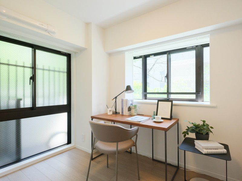 同じく2面採光の明るい洋室2です。穏やかな自然光が入り、のびのびとお過ごしいただけるお部屋です。