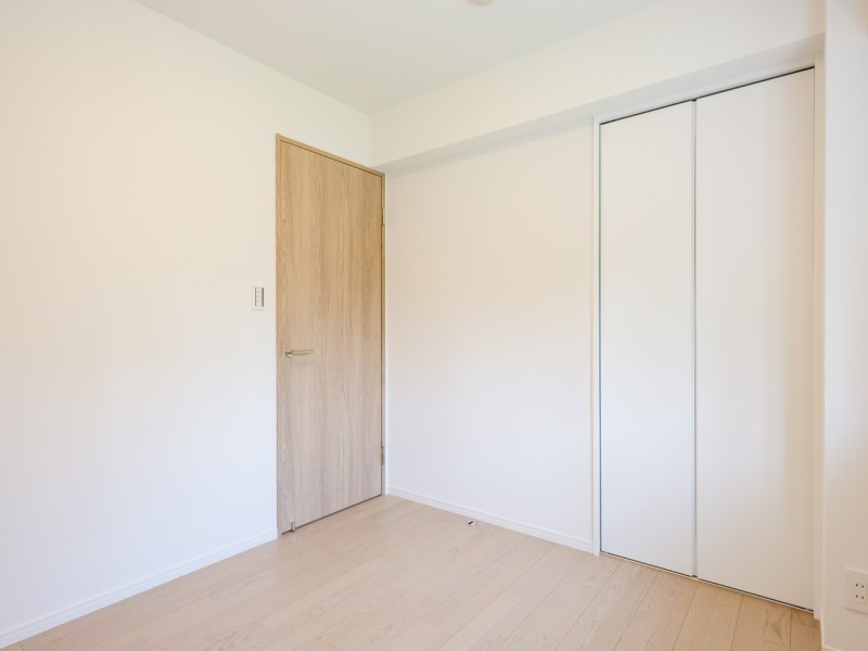 約4.1帖の洋室3です。温もりを感じるフローリングや、ホワイトで統一された壁紙がやわらかい雰囲気を演出してくれます。