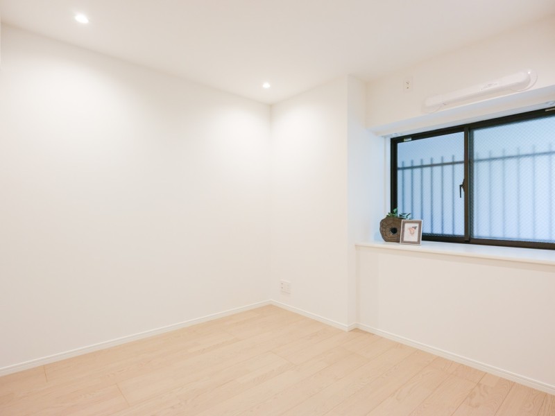 約5.5帖のサービスルームには頼もしい収納力を持つウォークインクローゼットを備え付けました。空間を広々とお使いいただけます。