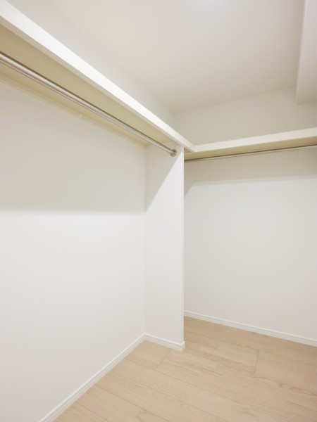 ウォークインクローゼットです。かさばりやすいアウターやオフシーズンの家電など、たっぷり収納できそうです。