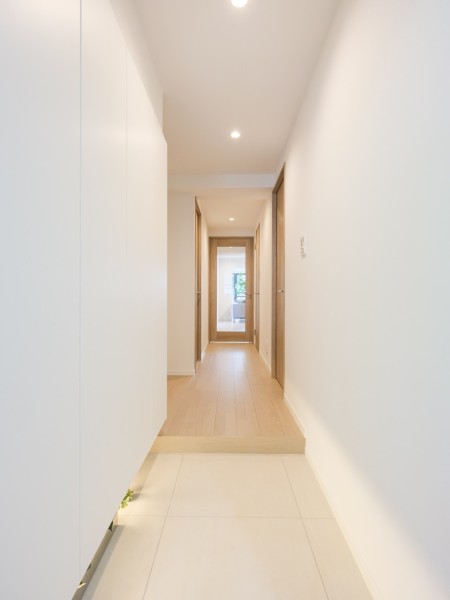 リビングからの光を取り込んだ明るい廊下スペースは家族の「おかえり」「ただいま」が行きかう心温まる空間です。
