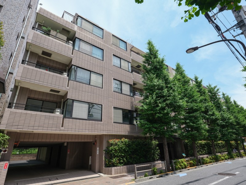 『大久保』駅徒歩5分『新大久保』駅徒歩6分に位置するザ・パームス西戸山。利便性の高い駅近立地でありながらも、近隣には公園や学校が多く緑豊かな住環境です。