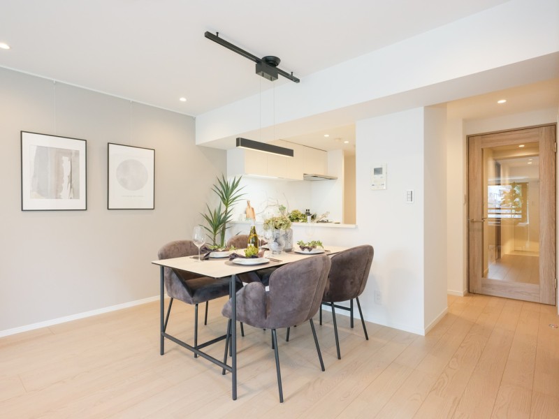 上質なフローリングに温もりを感じ、グレーのアクセントクロスが気品溢れる空間を演出します。ピクチャーレールを設置したのでお気に入りのアートやグリーンを飾りインテリアを楽しめます。