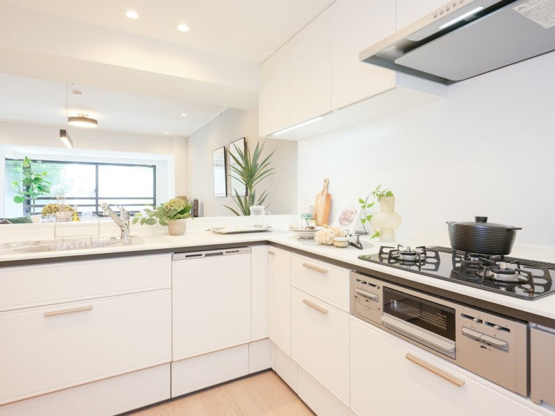 お部屋の雰囲気に溶け込む、インテリアの一部のようなオープンキッチンです。収納豊富で作業スペースもゆとりがあるL字型を採用しました。