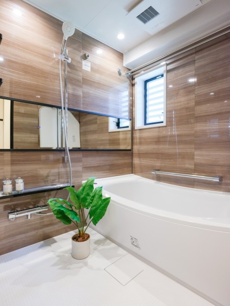 光沢のある木目調パネルが高級感を漂わせるバスルームです。暖房・涼風・換気・乾燥機能付きで1年中快適です。