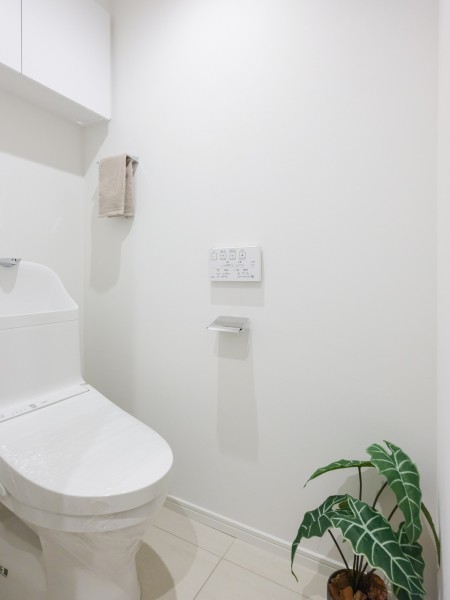 レストルームも上品さが宿る安らぎのスペースに仕上がりました。優れた節水効果や汚れが付きにくい便座など、ほしかった機能が揃ったウォシュレット一体型トイレです。