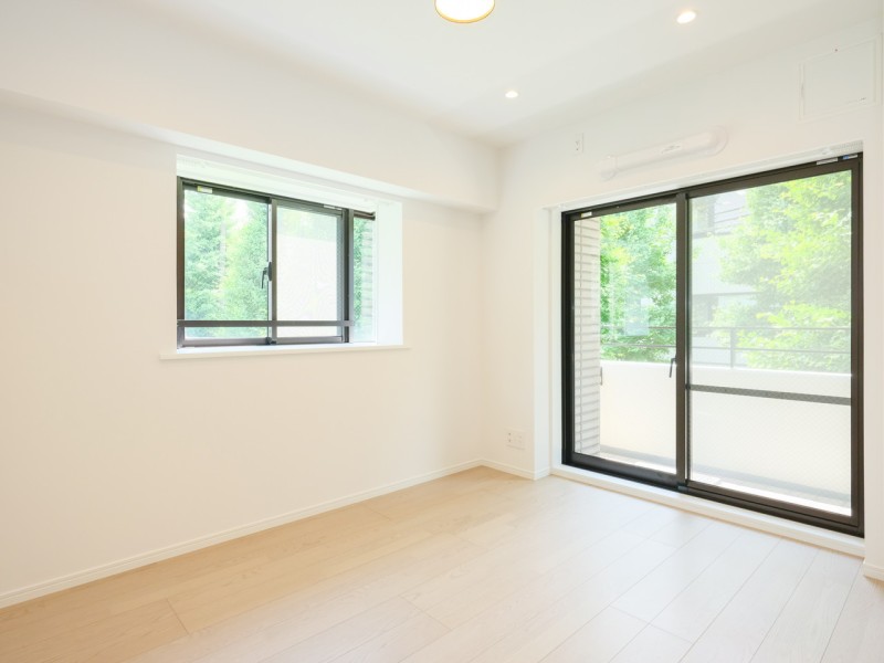 2面採光の洋室1はバルコニーに接続している大きな窓からたっぷりの光が差し込む、開放的なお部屋です。普段は引き戸を開放し拡張リビングとして使ったり、フレキシブルにお使いいただけます。