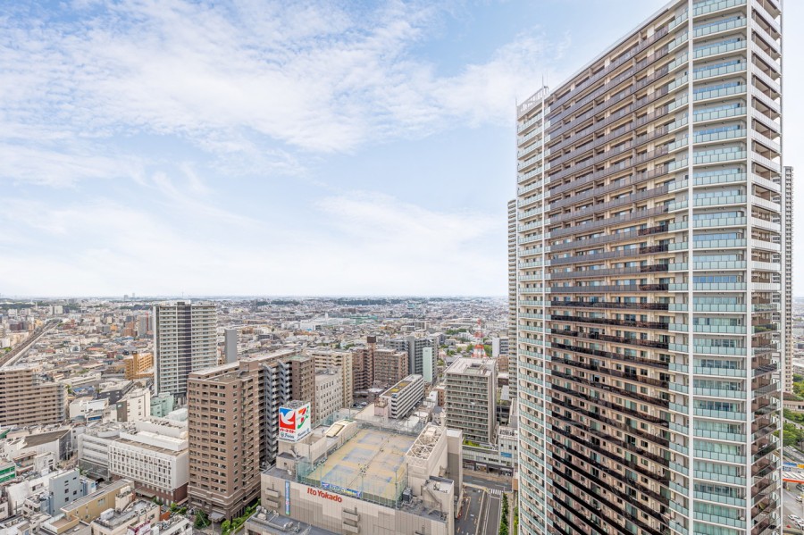 青々とした開けた空と、スマートなビル群を見渡せる胸のすく開放的な眺望です。のびやかに広がる空が日常になり、至福の時間に包まれる住まいです。