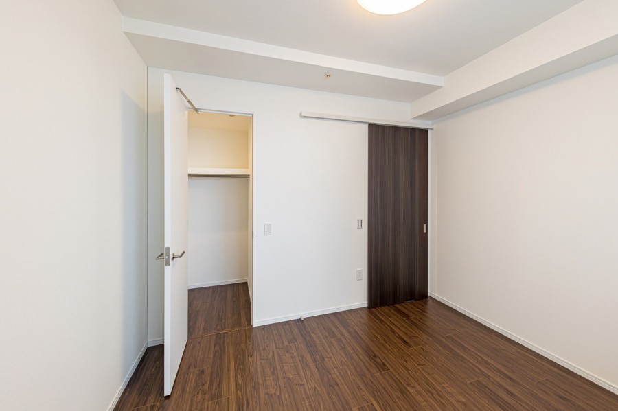 洋室1にはウォークインクローゼットがあります。かさばりやすいアウターやオフシーズンの家電など、たっぷり収納できそうです。