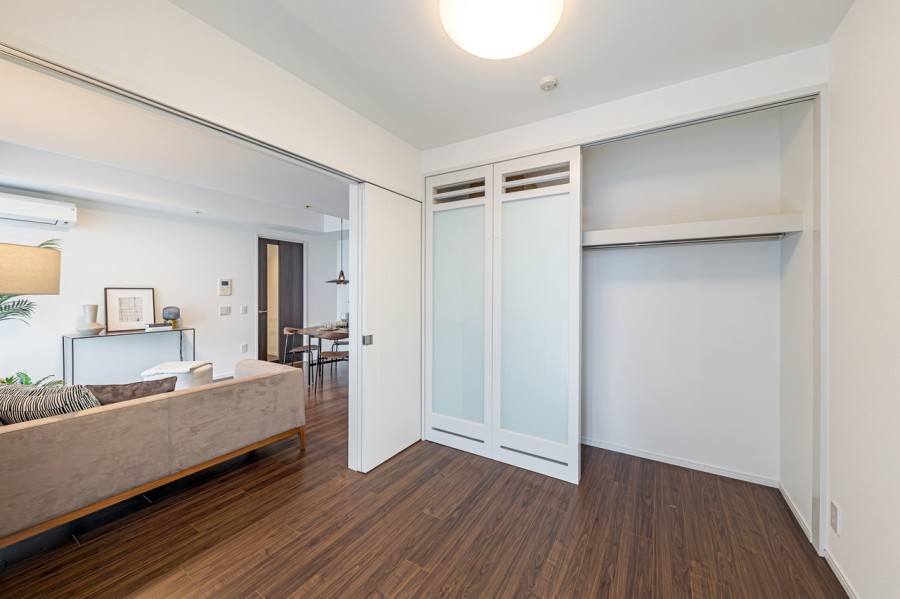 リビングと引き戸で隣接する洋室2は、扉の開閉でフレキシブルにお使いいただけるお部屋です。間口の広いクローゼットがあるのでたっぷり収納できそうです。