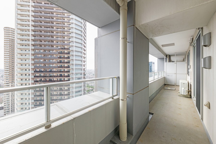ワイドスパン設計のバルコニーは、約17m²あり開放感があります。爽やかな風を感じられるリフレッシュスペースです。