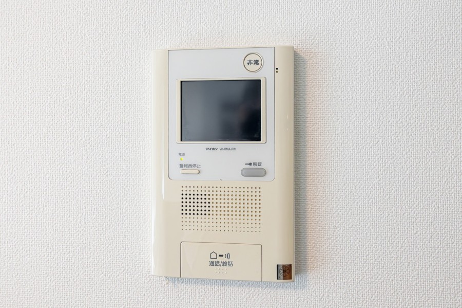 ◆TVモニター付インターホン◆訪ねてきた相手をモニター越しに確認でき、防犯対策に役立ちます。インターホン越しに話をすることが可能です。