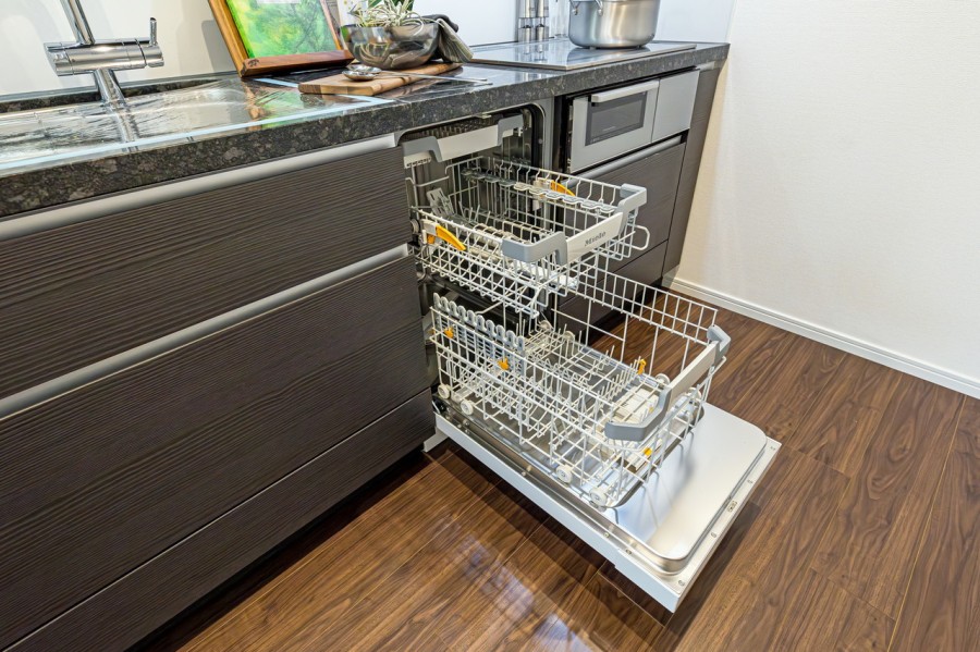 ◆食器洗浄乾燥機◆家事の時間を短縮できる優れもの。さらに節水・節約を同時に行うことができるので、大変人気があり重宝します。